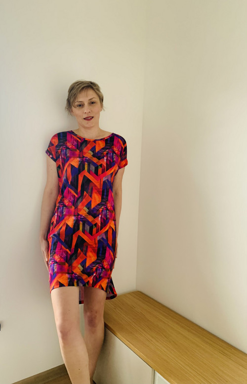 Pohodlné šaty abstrakt — foto 2