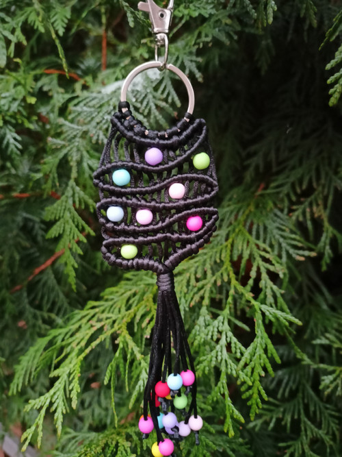 Klíčenka abstrakce, macramé — foto 2