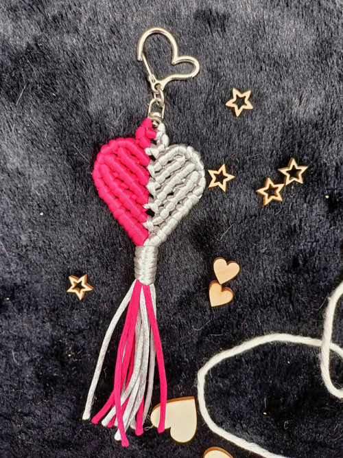 Klíčenka srdce, červená a stříbrná, macramé — foto 2