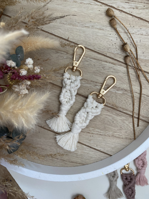 Klíčenka Macramé s písmenkem :) — foto 3