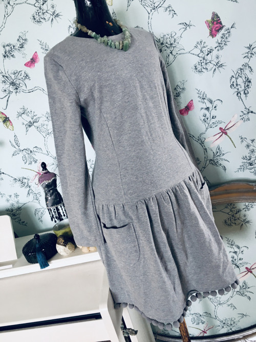 Šaty basic grey s bambulkama — foto 3