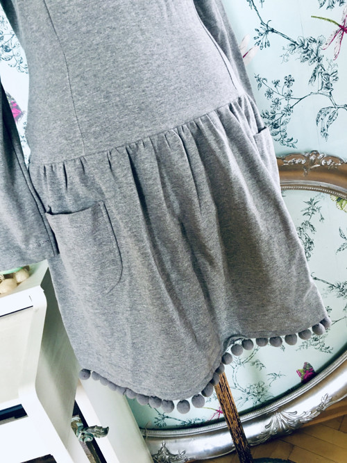 Šaty basic grey s bambulkama — foto 2
