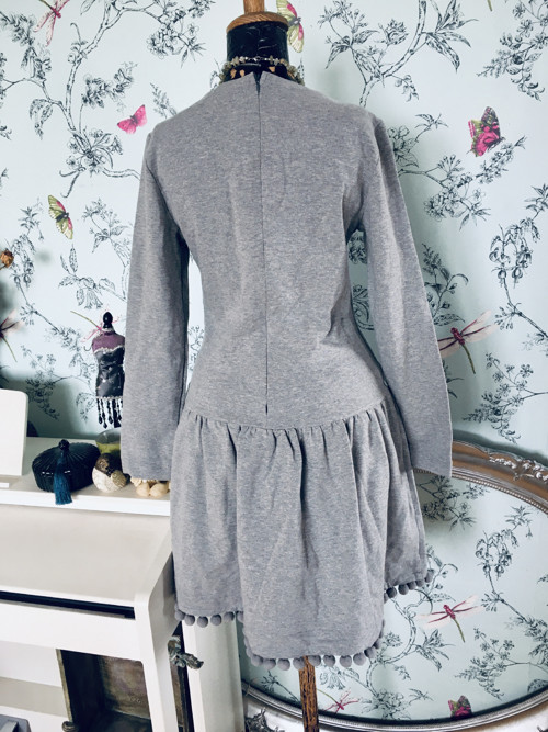 Šaty basic grey s bambulkama — foto 4