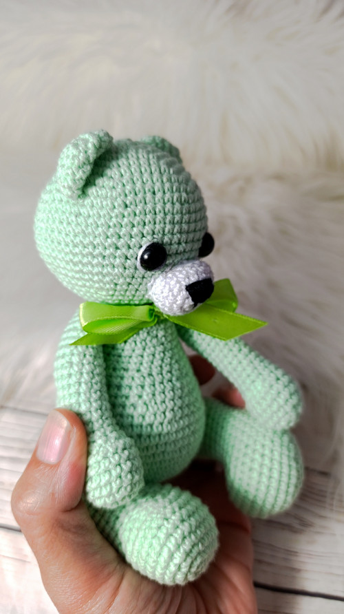 Háčkovaný mintový medvídek 18cm — foto 2