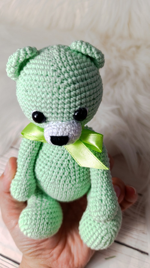 Háčkovaný mintový medvídek 18cm — foto 3