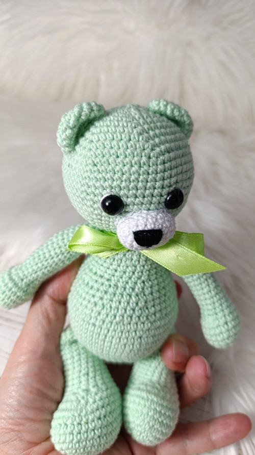 Háčkovaný mintový medvídek 18cm — foto 4