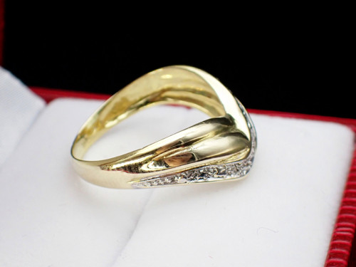 Zlatý prsten s diamanty — foto 3