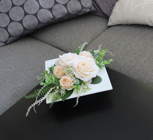 Ikebana s růžemi v meruňkové — foto 4