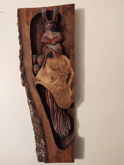 Dřevěný reliéf veverky — foto 2