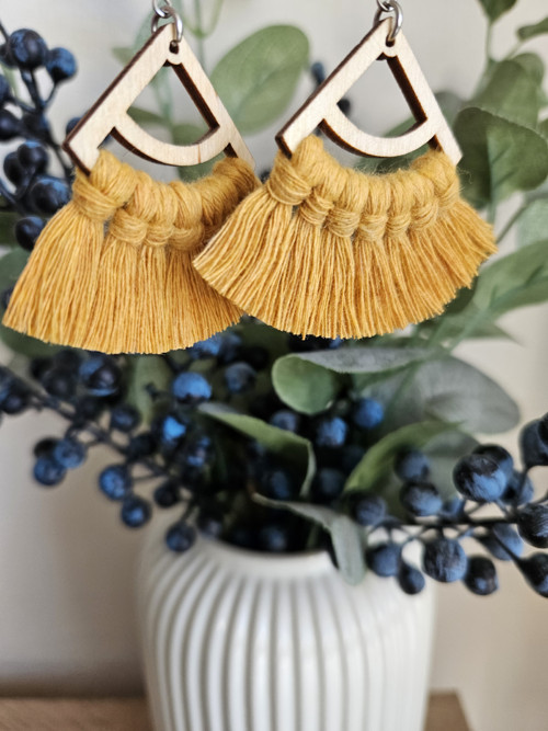 Macramé náušnice trojúhelník - hořčicová — foto 3