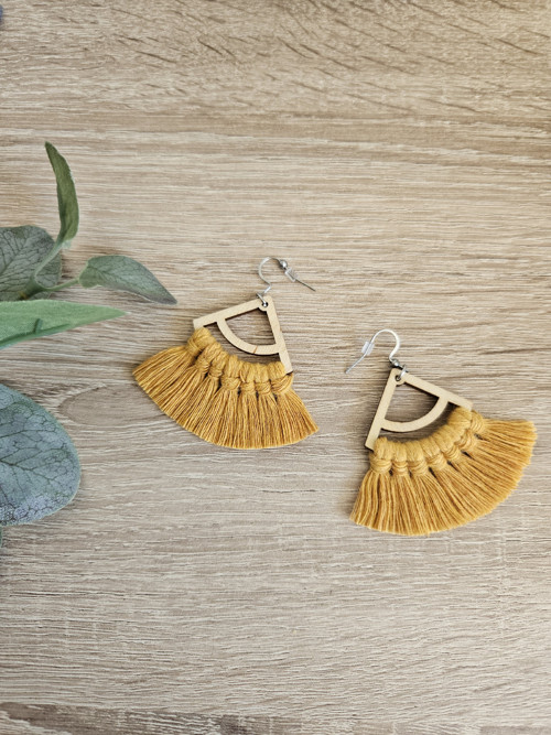Macramé náušnice trojúhelník - hořčicová — foto 4