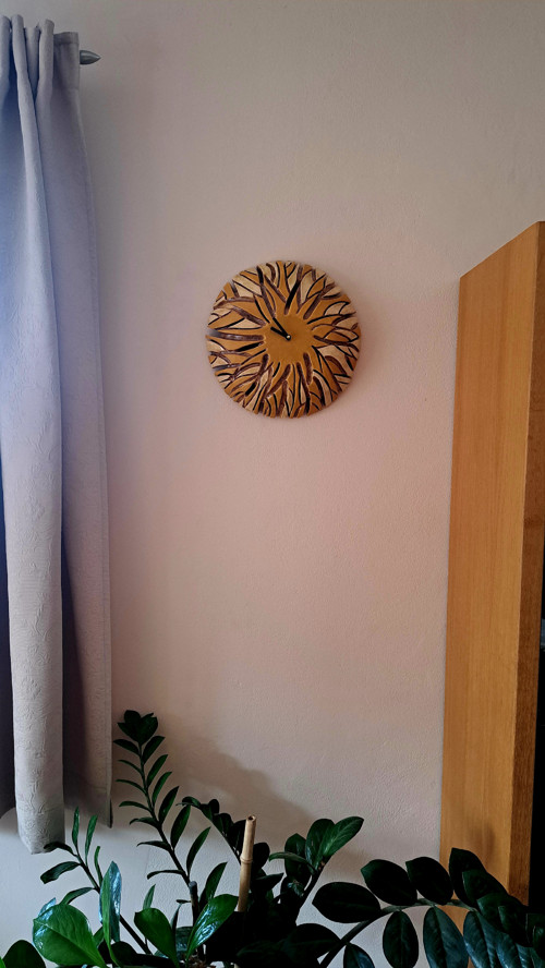 Keramické nástenné hodiny okrové — foto 5