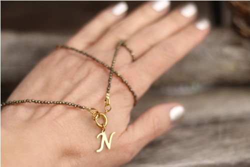 Náhrdelník choker pyrit - písmenko — foto 2