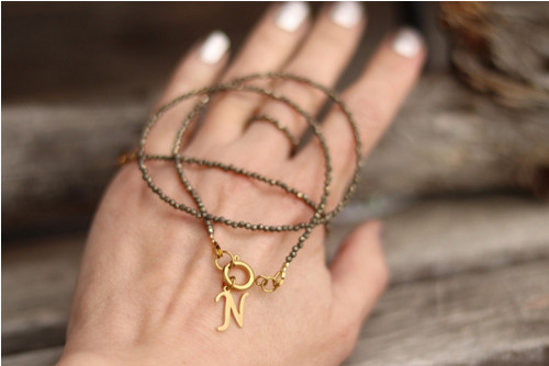 Náhrdelník choker pyrit - písmenko — foto 3