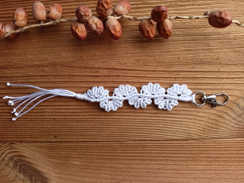 Něžná klíčenka, bílá, macramé — foto 3
