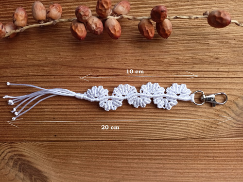 Něžná klíčenka, bílá, macramé — foto 4