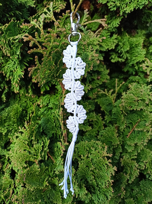 Něžná klíčenka, bílá, macramé — foto 2
