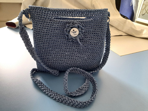 Háčkovaná kabelka crossbody holubí modř — foto 2