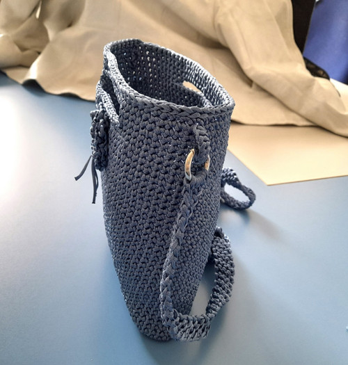 Háčkovaná kabelka crossbody holubí modř — foto 4