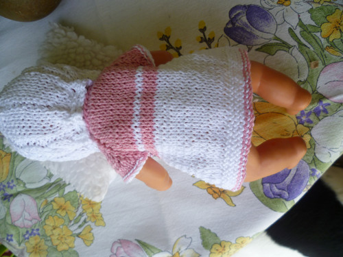 Bílo růžové šaty s čepičkou — foto 2