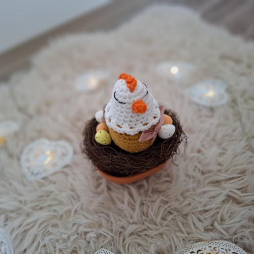 Háčkovaná slepička na hnízdě — foto 3