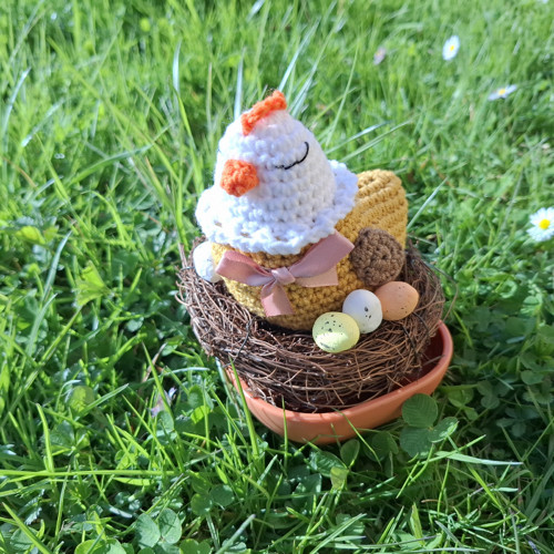 Háčkovaná slepička na hnízdě — foto 6