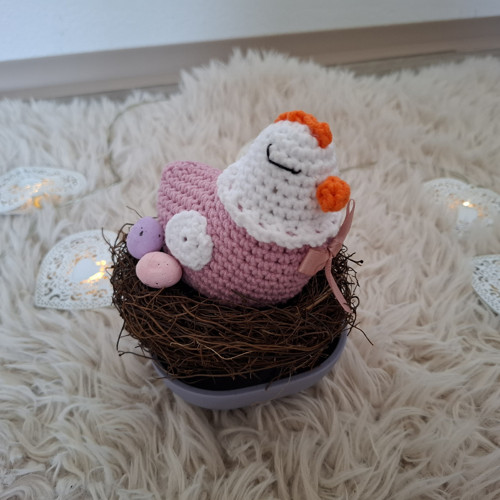 Háčkovaná slepička na hnízdě — foto 2