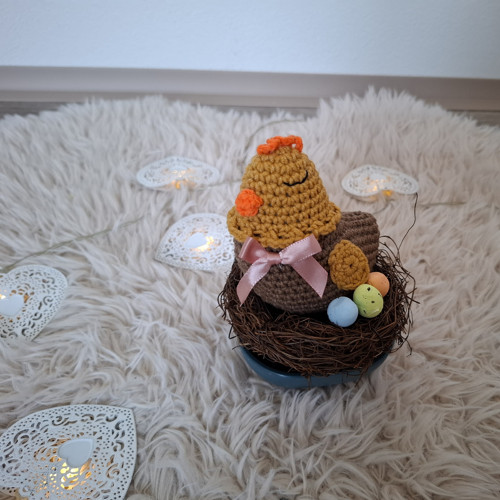 Háčkovaná slepička na hnízdě — foto 3