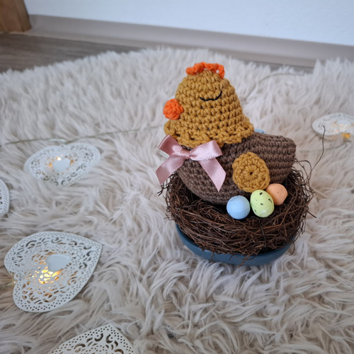 Háčkovaná slepička na hnízdě — foto 2
