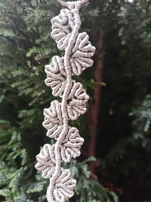 Něžná klíčenka, stříbrná, macramé — foto 4