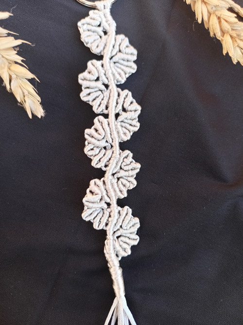 Něžná klíčenka, stříbrná, macramé — foto 2