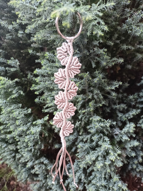 Něžná klíčenka, stříbrná, macramé — foto 5