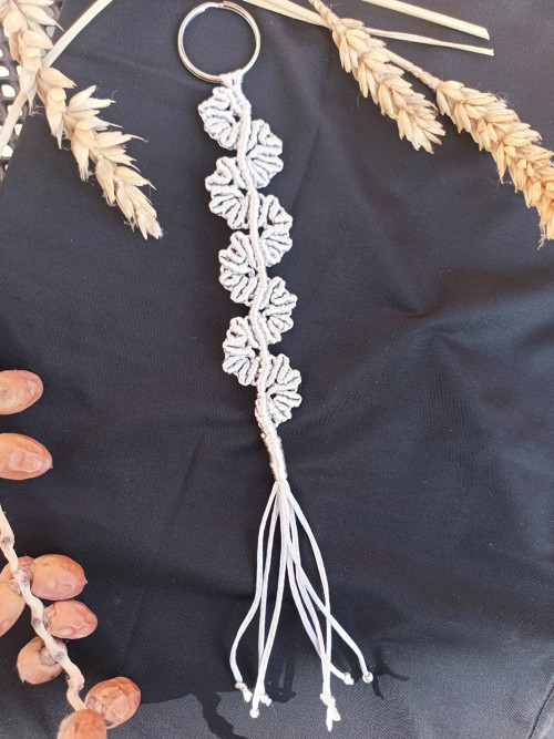 Něžná klíčenka, stříbrná, macramé — foto 6
