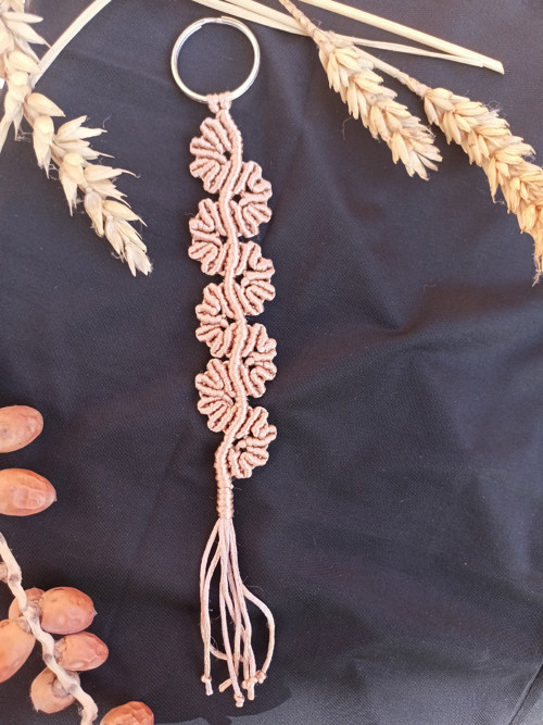 Něžná klíčenka, bronz, macramé — foto 3