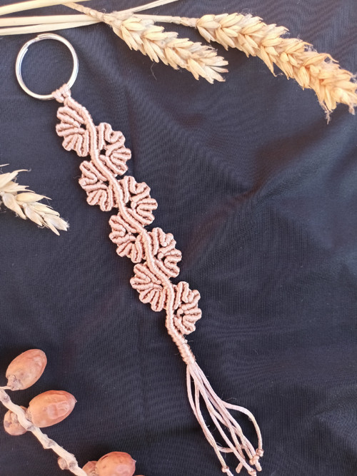 Něžná klíčenka, bronz, macramé — foto 2