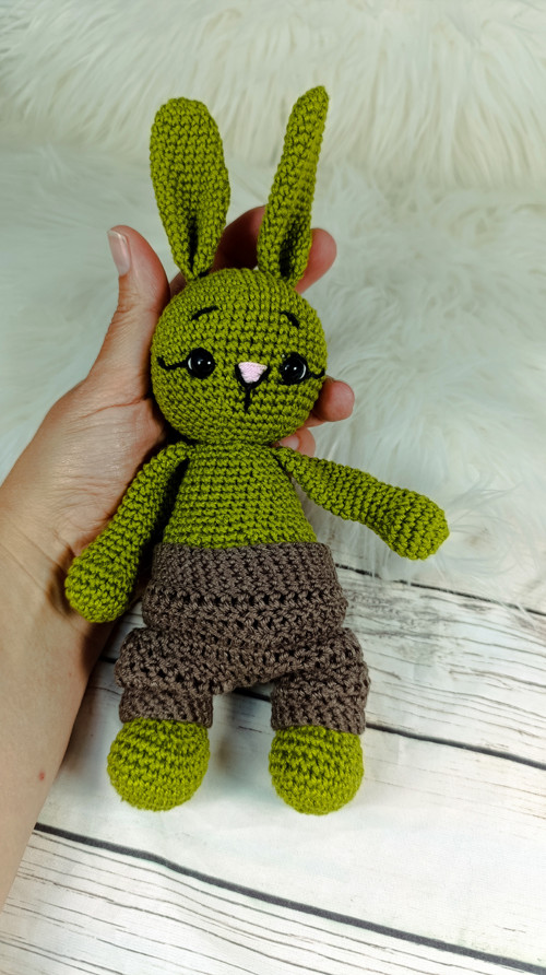 Háčkovaný králíček s kalhoty 19 cm — foto 2
