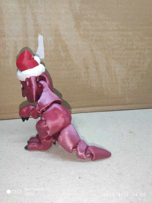 Vánoční T-Rex s čepicí — foto 3