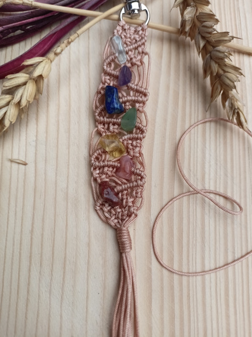 Klíčenka s čakrovými kamínky, macramé — foto 3