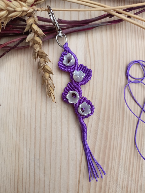 Klíčenka Květy, fialová, macramé — foto 2