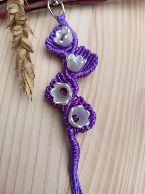 Klíčenka Květy, fialová, macramé — foto 3