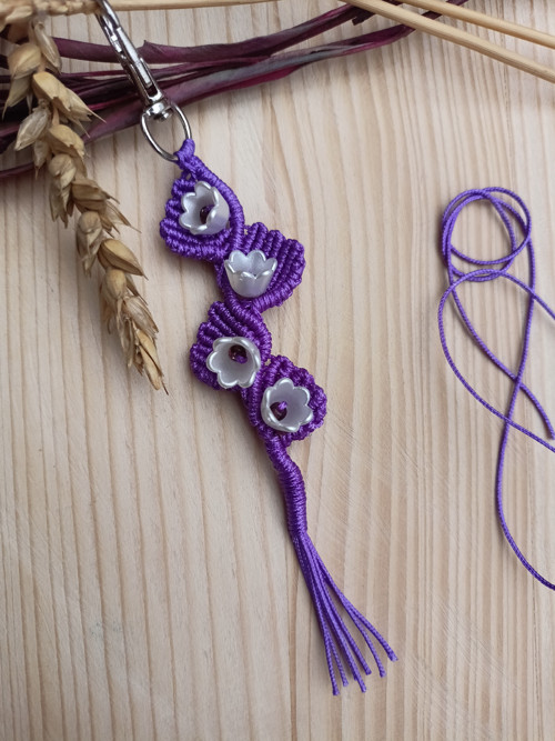 Klíčenka Květy, fialová, macramé — foto 4