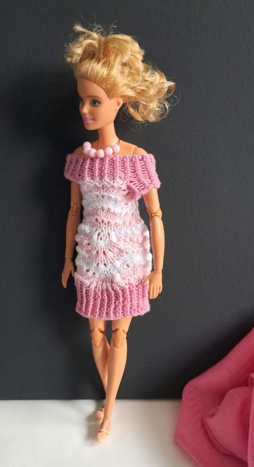 Pletené šatičky pro Barbie s náhrdelníkem — foto 2