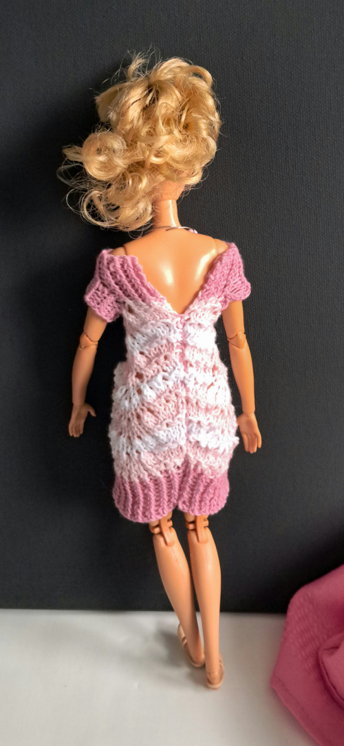 Pletené šatičky pro Barbie s náhrdelníkem — foto 3