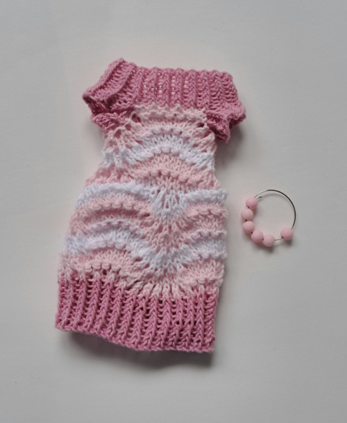 Pletené šatičky pro Barbie s náhrdelníkem — foto 5