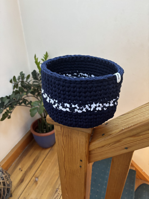 Háčkovaný košík tm.modrý s proužkem — foto 2