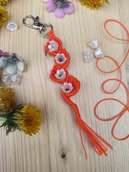 Klíčenka Květy, oranžová, macramé — foto 3