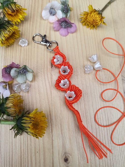 Klíčenka Květy, oranžová, macramé — foto 4