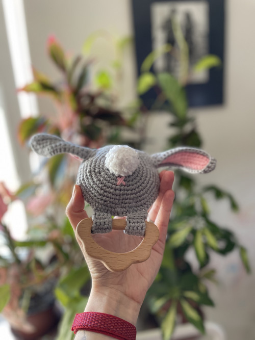 Háčkované chrastítko králíček — foto 5