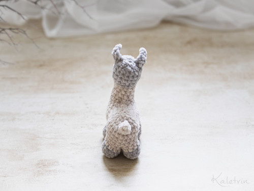 Háčkovaná béžovošedá lama — foto 4