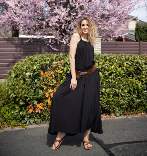 Černé maxi šaty na ramínka — foto 4